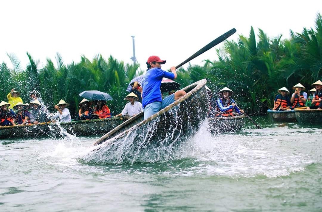 choi-lac-thuyen-thung-tai-rung-dua-bay-mau