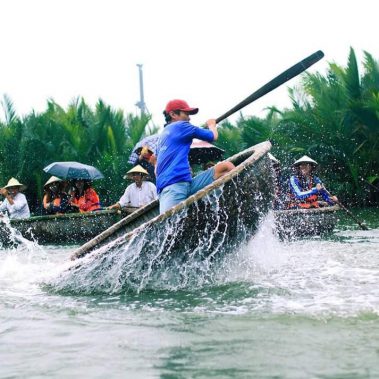 choi-lac-thuyen-thung-tai-rung-dua-bay-mau
